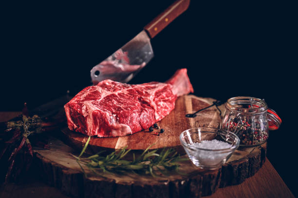 bistecca t-bone di alta qualità - raw meat steak beef foto e immagini stock