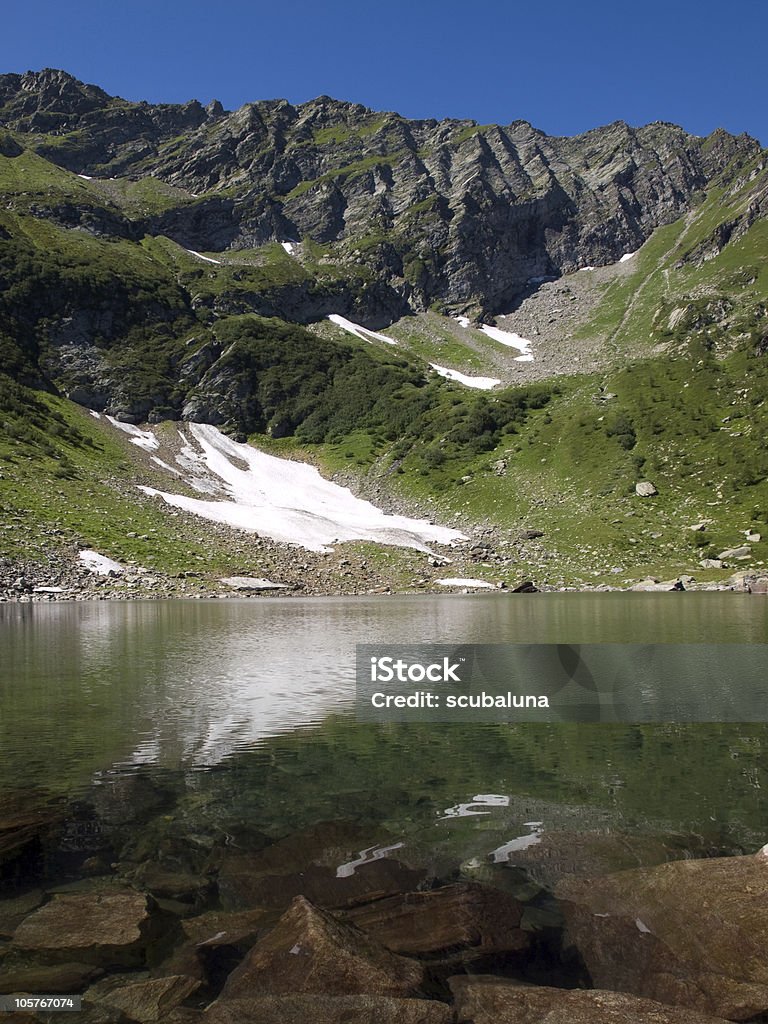 Paisaje con lago de la montaña - Foto de stock de Aire libre libre de derechos