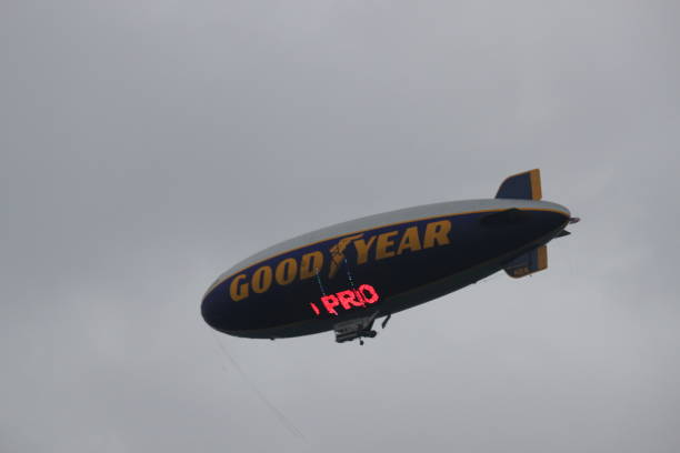 dirigeable goodyear - goodyear blimp photos et images de collection