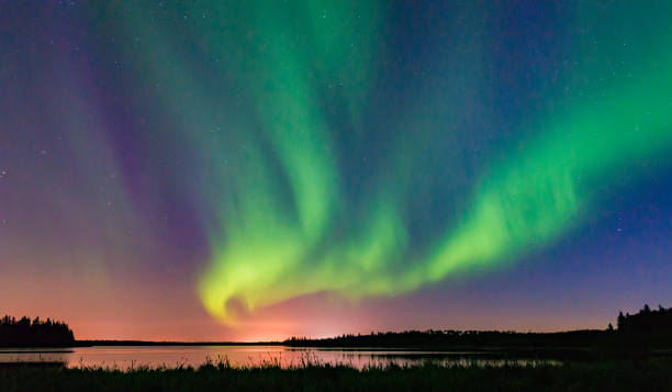 aurora borealis - northern lake photos et images de collection