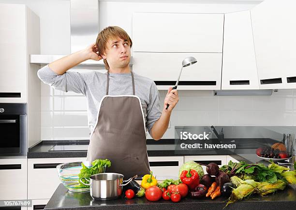 Was Mache Ich Kochen Stockfoto und mehr Bilder von Garkochen - Garkochen, Männer, Verwirrung