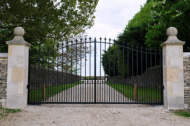 country estate gates und auffahrt - boulevard mansion road grounds stock-fotos und bilder