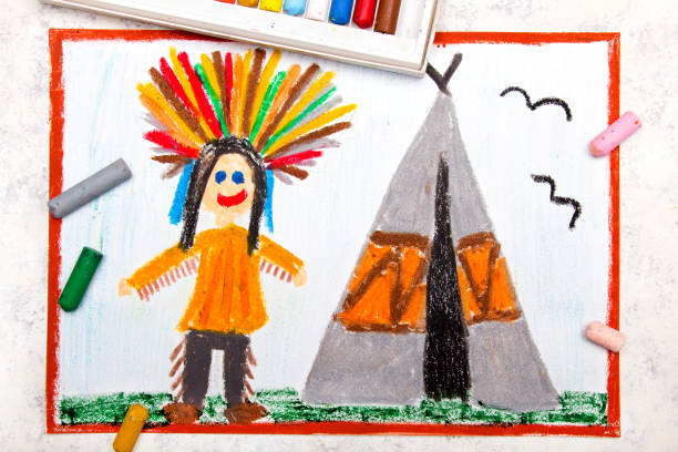 disegno colorato: indiano sorridente in un copricapo si trova accanto a un teepee - wigwam tent north american tribal culture indigenous culture foto e immagini stock