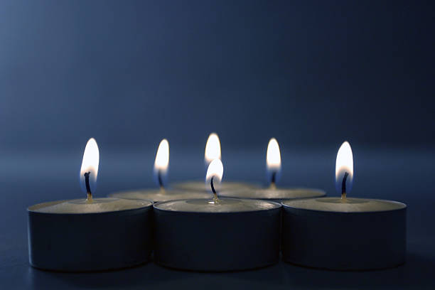 kerzen auf blau - six candles stock-fotos und bilder