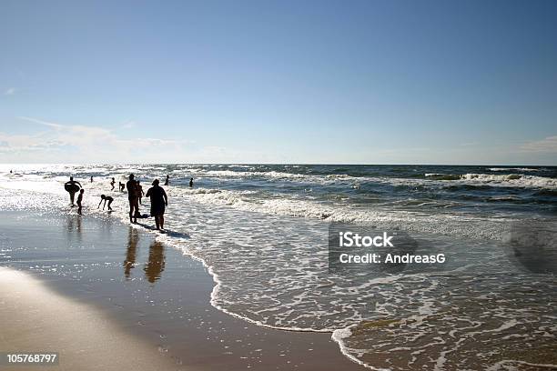 Na Praia - Fotografias de stock e mais imagens de Andar - Andar, Anoitecer, Ao Ar Livre