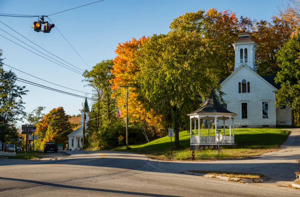 neue kirche von england im herbst maine - town rural scene road new england stock-fotos und bilder