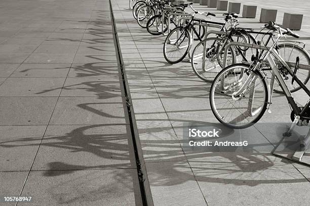 Fahrräder In Einer Reihe Stockfoto und mehr Bilder von Fahrrad - Fahrrad, Parkfläche, Parken