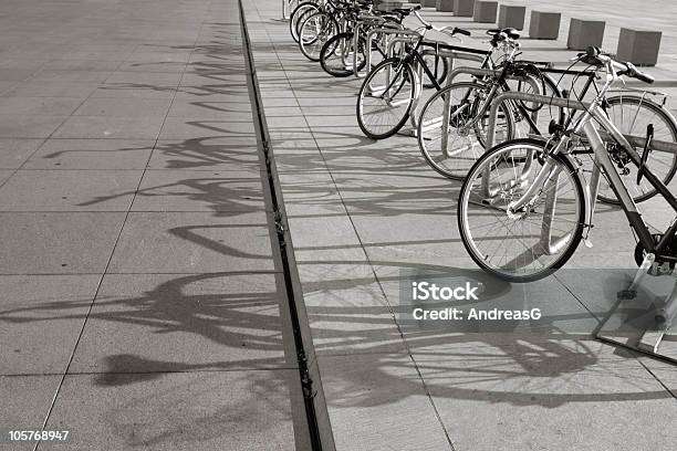 Cyclette In Una Riga - Fotografie stock e altre immagini di Bicicletta - Bicicletta, Parcheggio, Ciclismo