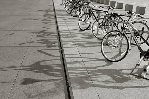 자전거 만들진 연립 - bicycle parking 뉴스 사진 이미지