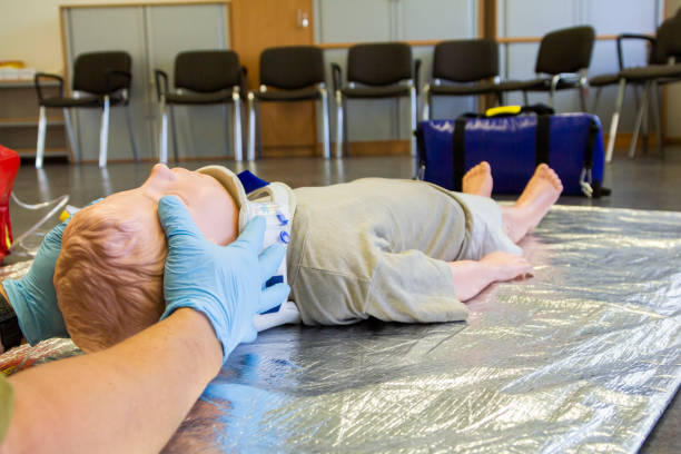 humaine stabilisations des mains le cou d’une marionnette de formation médicale pour ambulancier - senseless photos et images de collection