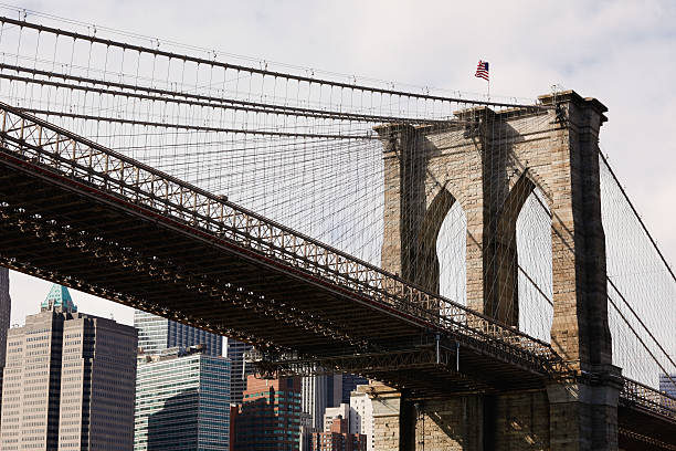 brooklyn bridge ,ニューヨーク,米国 - east river riverbank waters edge suspension bridge ストックフォトと画像