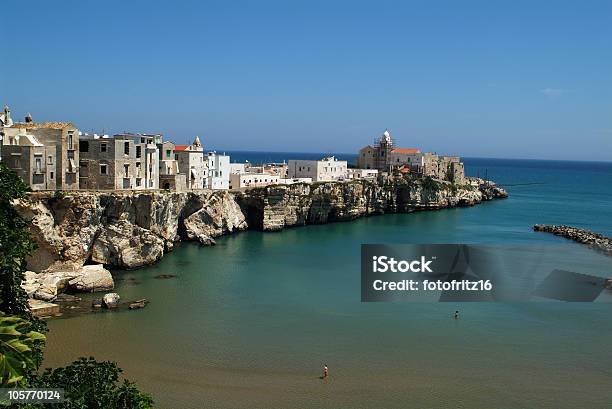 Italia Puglia - Fotografie stock e altre immagini di Ambientazione esterna - Ambientazione esterna, Caratteristica costiera, Composizione orizzontale