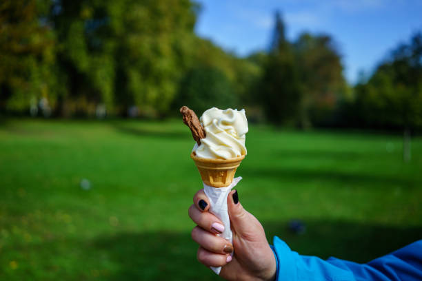 мороженое под рукой - melting ice cream cone chocolate frozen стоковые фото и изображения