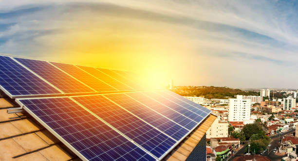 instalación de planta fotovoltaica en la azotea de un edificio residencial en día soleado - imagen del concepto de energía solar. - solar panel energy solar energy house fotografías e imágenes de stock