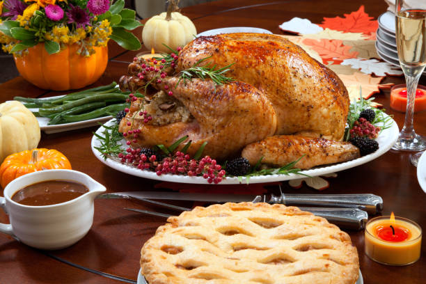 poivre de turquie pour thanksgiving - thanksgiving turkey dinner table photos et images de collection