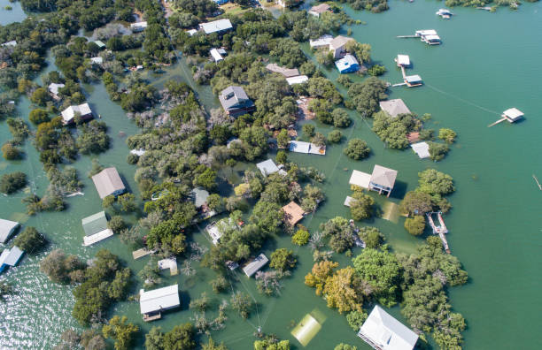 luftbild-drohne anzeigen ganze viertel unter wasser in der nähe von austin, texas - überschwemmung stock-fotos und bilder