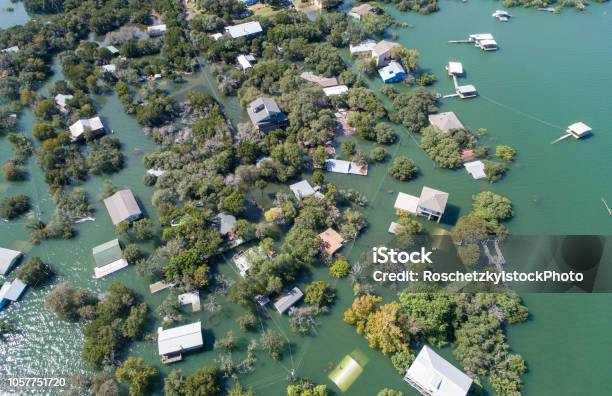 Photo libre de droit de Drone Aérien Découvre Tout Quartier Sous Leau Près Daustin Texas banque d'images et plus d'images libres de droit de Inondation