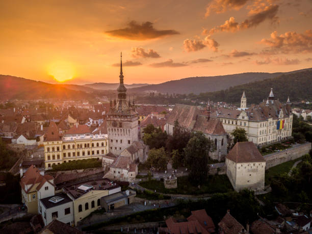 veduta aerea di sighisoara segesvar in transilvania romania - segesvar foto e immagini stock