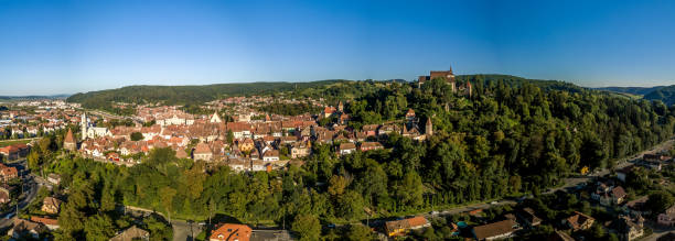 veduta aerea di sighisoara segesvar in transilvania romania - segesvar foto e immagini stock