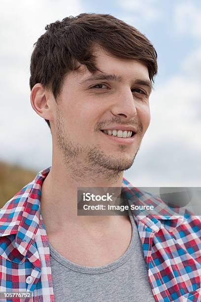 Foto de Retrato De Jovem Homem e mais fotos de stock de Adulto - Adulto, Barba por Fazer, Dia