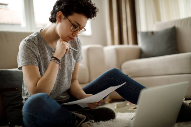 joven mujer que trabaja en casa - finance reading and writing learning business fotografías e imágenes de stock