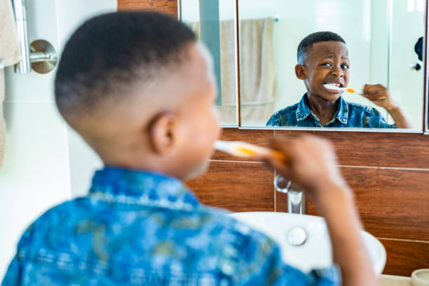 joven africano cepilla los dientes - child human teeth brushing teeth dental hygiene fotografías e imágenes de stock