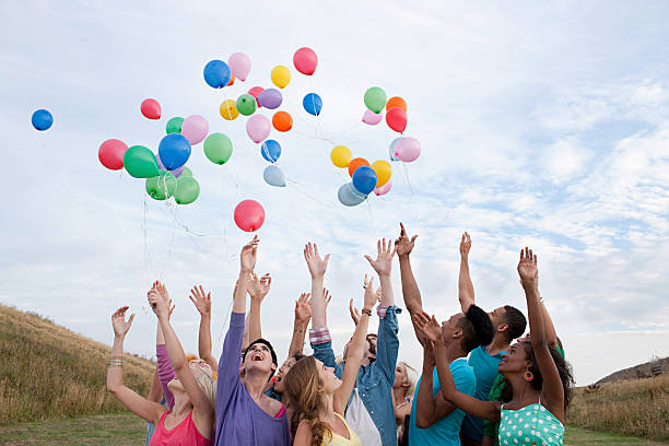 junge menschen loslassen ballons - releasing stock-fotos und bilder