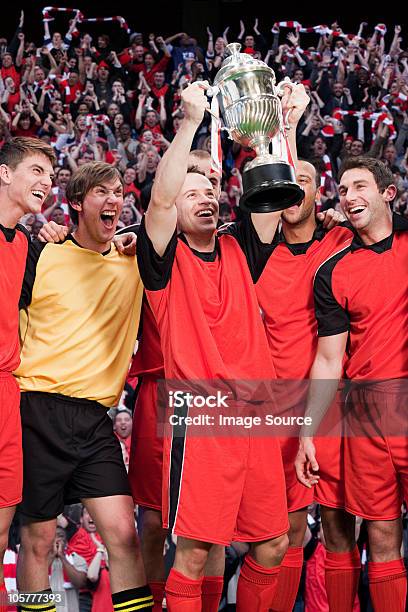 Football Team Gewinnen Eine Auszeichnung Stockfoto und mehr Bilder von Trophäe - Trophäe, Fußball, Fußballmannschaft