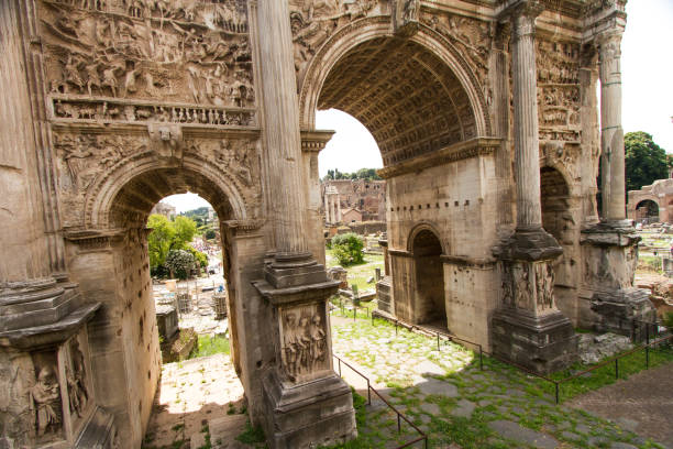 fragmenty - roman column arch pedestrian walkway zdjęcia i obrazy z banku zdjęć