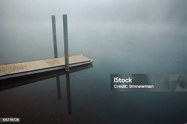 Muelle Tranquilo En Un Lago Foto de stock y más banco de imágenes de Agua - Agua, Aire libre, Amanecer