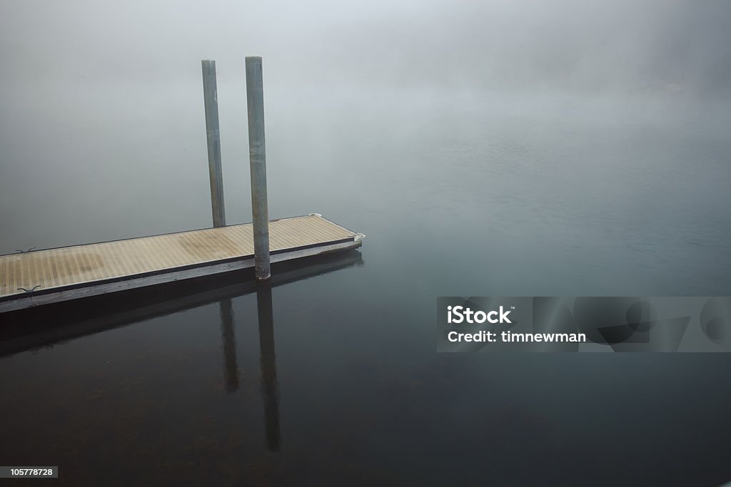 Molo su un lago tranquillo - Foto stock royalty-free di Acqua
