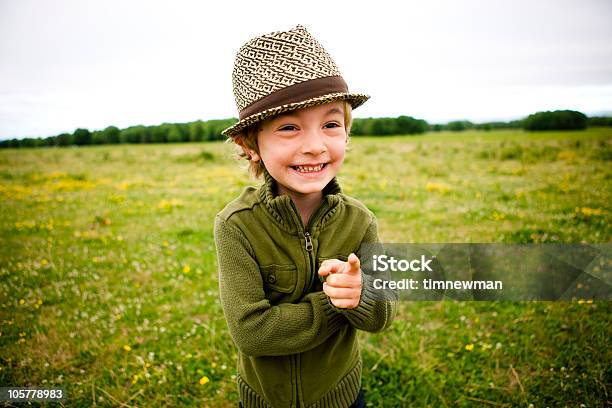 Junge In Einem Feld Stockfoto und mehr Bilder von 4-5 Jahre - 4-5 Jahre, Bedeckter Himmel, Blick in die Kamera