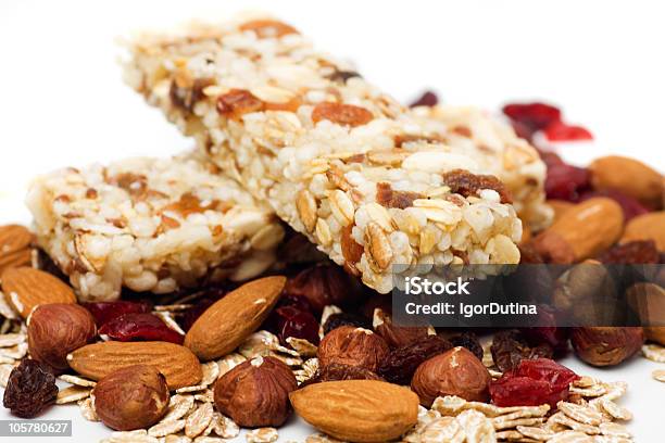 Muesli Bar Su Sfondo Bianco - Fotografie stock e altre immagini di Alimentazione sana - Alimentazione sana, Alimenti secchi, Barretta di muesli