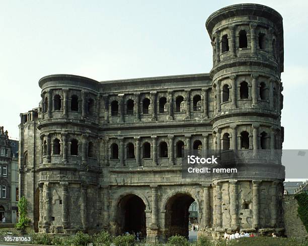 Foto de A Porta Nigra Em Trier Frontside e mais fotos de stock de Porta Nigra - Porta Nigra, Alemanha, Antigo
