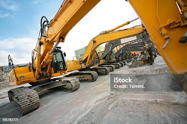 Excavadoras En Una Fila Foto de stock y más banco de imágenes de Pesado - Pesado, Cavadora mecánica, Grupo grande de objetos