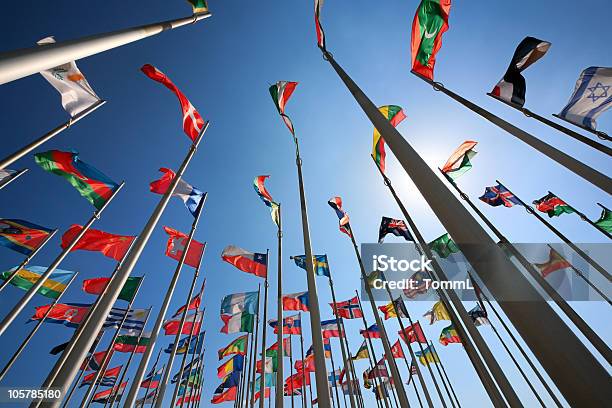 Bandiere Internazionali - Fotografie stock e altre immagini di Ambientazione esterna - Ambientazione esterna, Bandiera, Bandiera nazionale