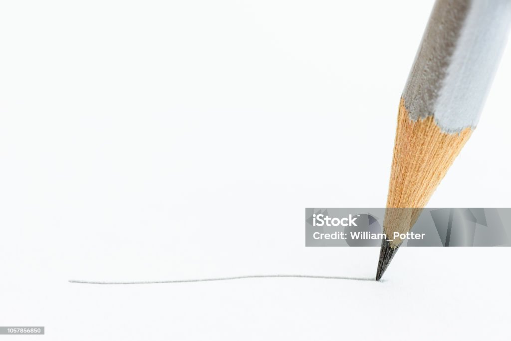 Macro cerca de grafito de carbono negro / agudo punto o núcleo de pigmento sólido de lápiz de plata con el dibujo de línea textura papel blanco. Lápiz muestra fibra de madera que impide que se rompa la punta. - Foto de stock de Diseño de trazado libre de derechos