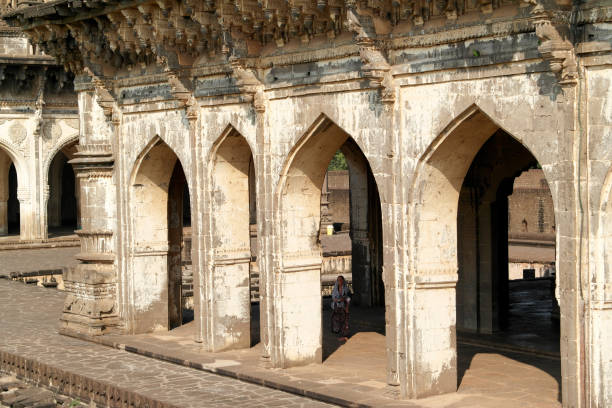 tomb and the mosque ibrahim rauza in the city of bidzhapur in india - moulding architecture and buildings monument column imagens e fotografias de stock