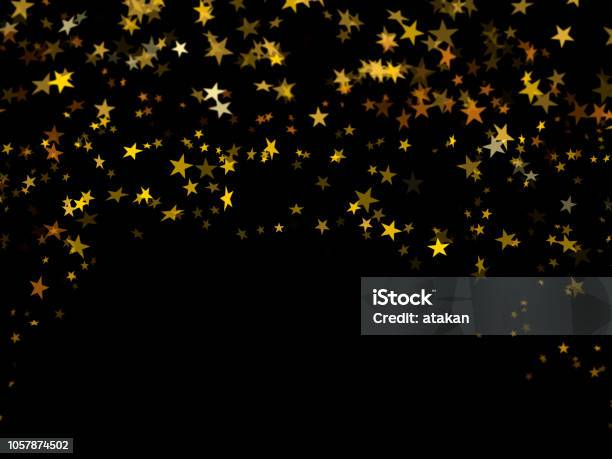 Falling Stars Confeti Dorado Sobre Fondo Negro Foto de stock y más banco de imágenes de Estrella - Estrella, Forma de Estrella, Fondos