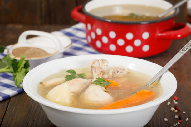 homemade healthy chicken clear noodle soup - broth - meteo imagens e fotografias de stock