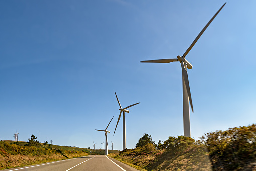 スペインの風力発電所で高速道路の横にある風車 イノベーションのストックフォトや画像を多数ご用意 イノベーション, ガリシア州