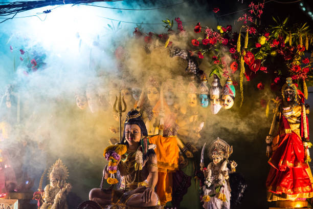 bangkok tailândia - 19 de outubro de 2018: estátua de shiva no festival hindu de nawaratri. nawaratri festival é celebrado todos os anos no templo sri maha mariamman em silom road. - beleive - fotografias e filmes do acervo
