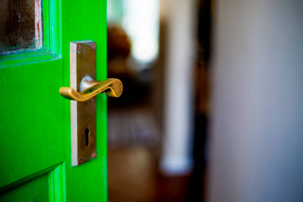 puerta verde abrir entornado en hall de entrada - front door doorknob door wood fotografías e imágenes de stock