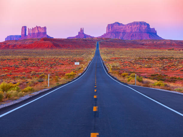 vista panoramica della monument valley nello utah al crepuscolo, stati uniti. - monument valley usa panoramic foto e immagini stock