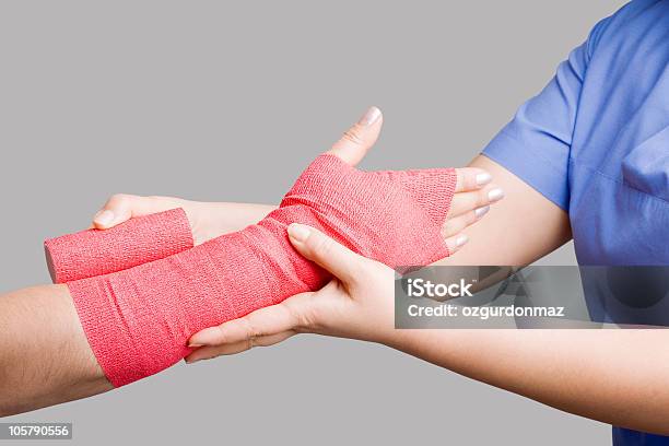 Auftragen Bandage Stockfoto und mehr Bilder von Bandage - Bandage, Eine helfende Hand, Eingewickelt