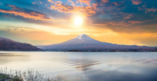 후 지 산 그리고 아침, 일본에서 yamanachi에서가 시즌 후 지 산에서에서 가와구치 코 호수. - volcano lake blue sky autumn 뉴스 사진 이미지