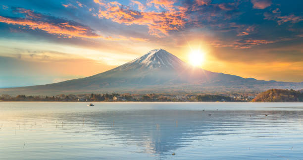 후 지 산 그리고 아침, 일본에서 yamanachi에서가 시즌 후 지 산에서에서 가와구치 코 호수. - volcano lake blue sky autumn 뉴스 사진 이미지