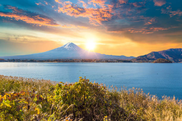 富士山と朝、日本の山梨で秋の季節富士山河口湖。 - fuji mt fuji yamanashi prefecture japanese fall foliage ストックフォトと画像