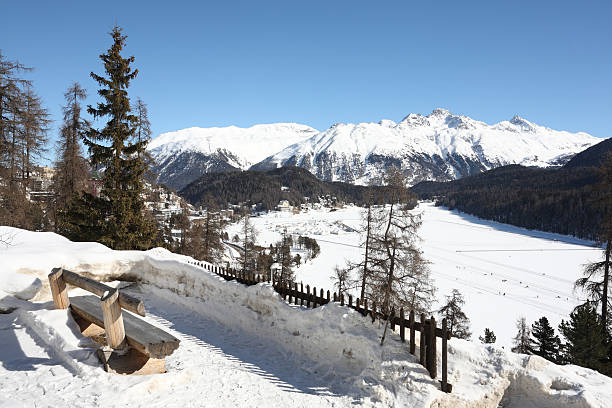 relaxante e esqui no inverno st. moritz, suíça - bench winter snow mountain - fotografias e filmes do acervo