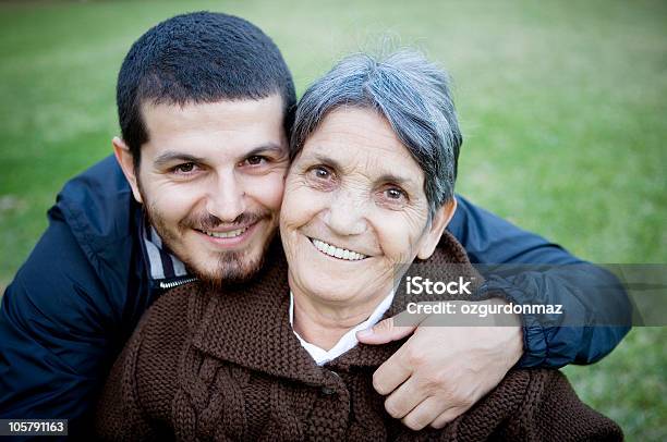 Mujer Mayor Y Adultos Son Abrazándose Foto de stock y más banco de imágenes de Abuela - Abuela, Hijo, Nieto